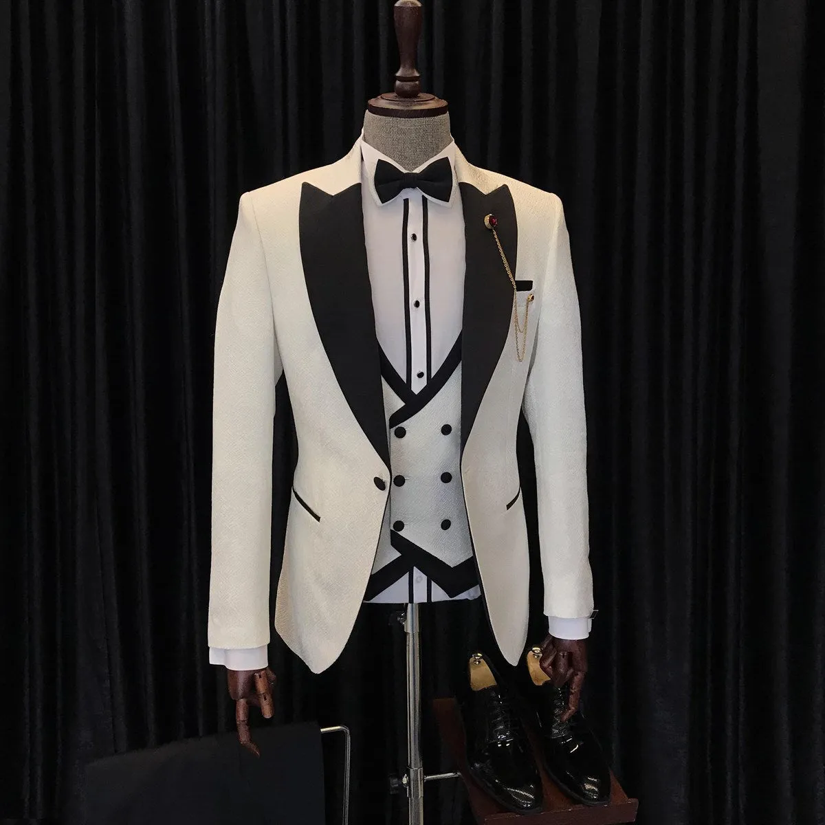 Antony Stylish White Three-Piece Wedding Men’s Suits with Black Peaked Lapel